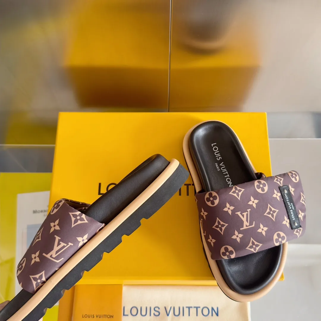 Factory direct sale 180👟👟 Women's Shoes Women's Clothing Women's Shoes Women's Clothing LV Louis Vuitton L Jialu Brand POOL PILLOW COMFORT Velcro Denim Denim Checkerboard Embossed Bread Flat Sandals Original purchase and development Production This Pool Pillow Comfort flat sandal is padded with neoprene to create a comfortable wide upper, and then embossed with the classic Monogram pattern. Velcro for easy adjustment, and a resilient insole and lubricious outsole complete the package. Exquisite packaging at the delivery counter 🛍📦 ▪️Fabric: Original customized technical fabric ▪️Inner lining: Original customized sheepskin foot pads ▪️Sole: Original open-molded rubber foam outsole ▪️Sole thickness: 4CM ▪️Size: Women's 35-40 / Men's 39-45
